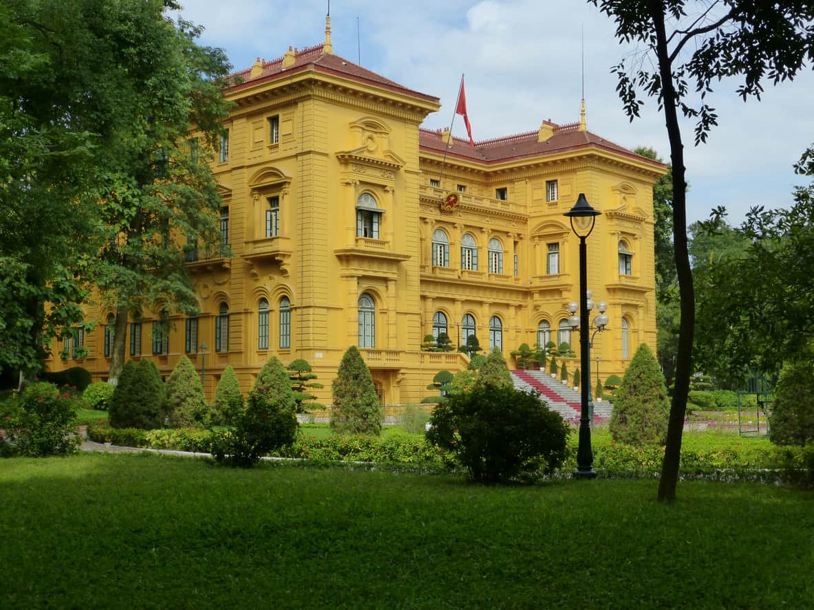 越南河内胡志明总统府是法国殖民时期建筑的典范。