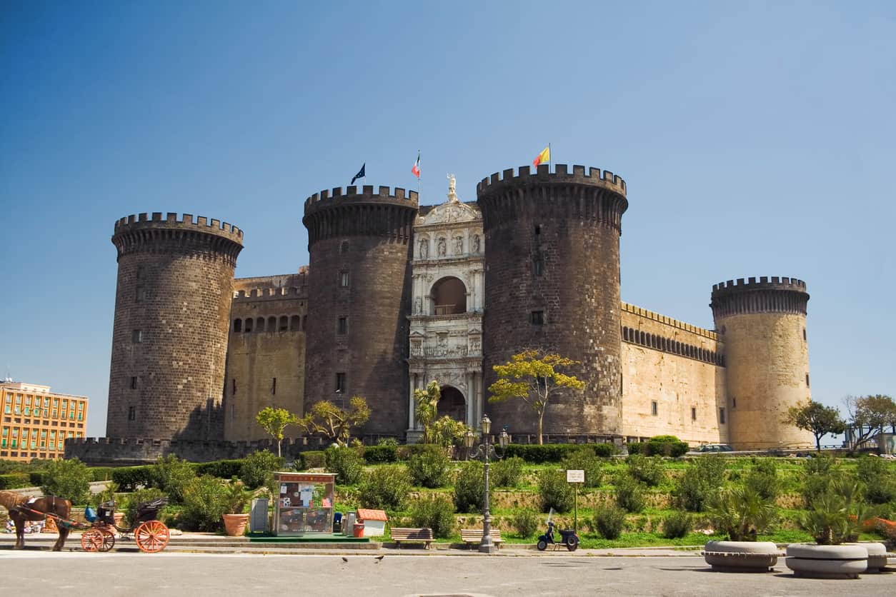 新城堡(New Castle)，也叫Maschio Angioino