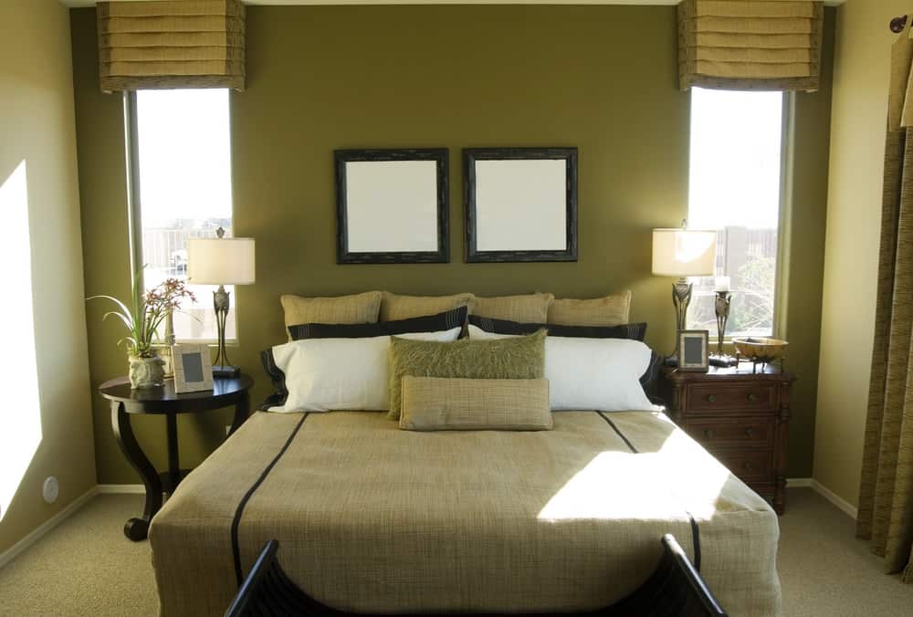 迷人的客房，绿色的墙壁和床单。