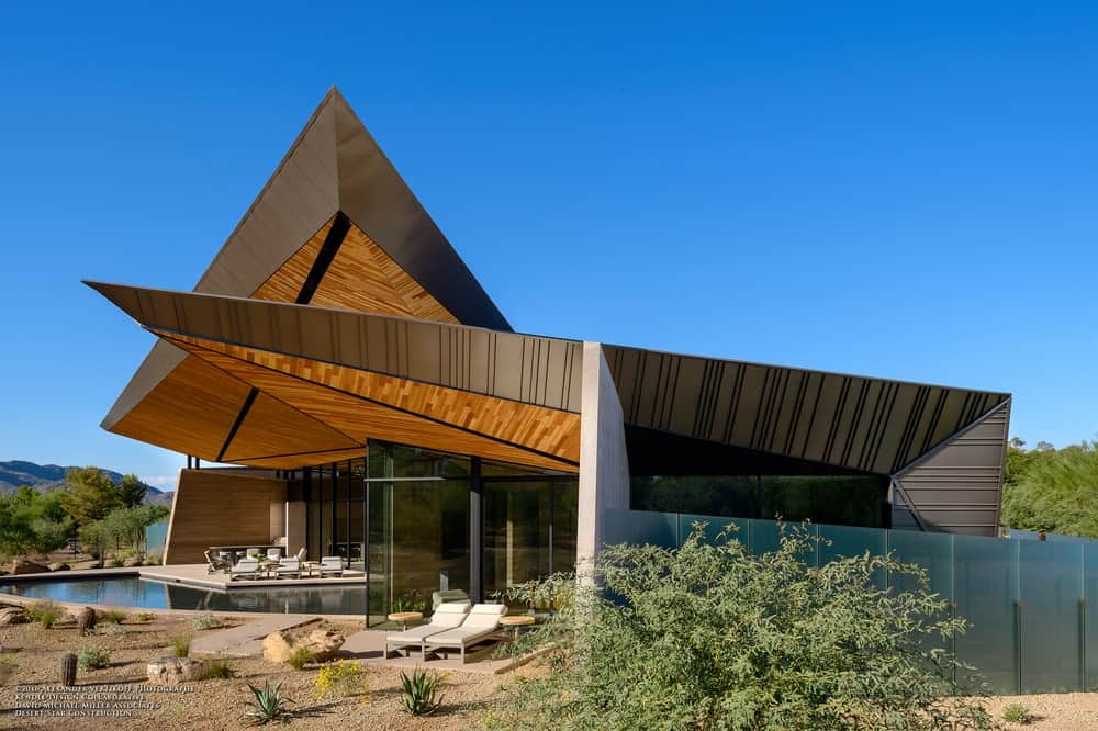 这是一个引人注目的住宅，通过其几何形状和浮动屋顶天篷的独特特征。它反映了周围的山脉，而沙漠景观完成了外观。