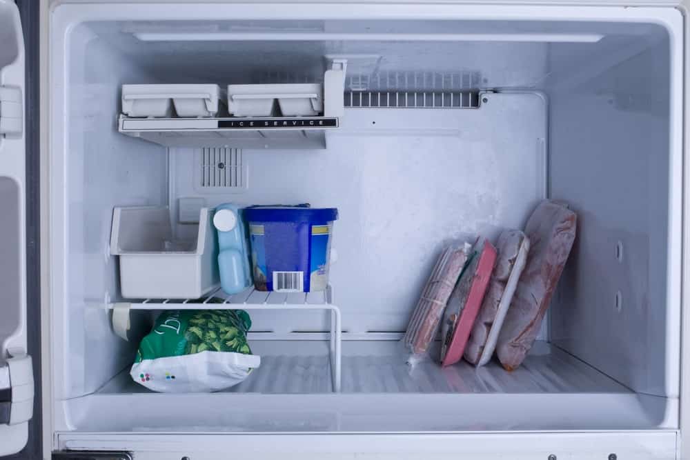在冰箱里冷冻的食物。