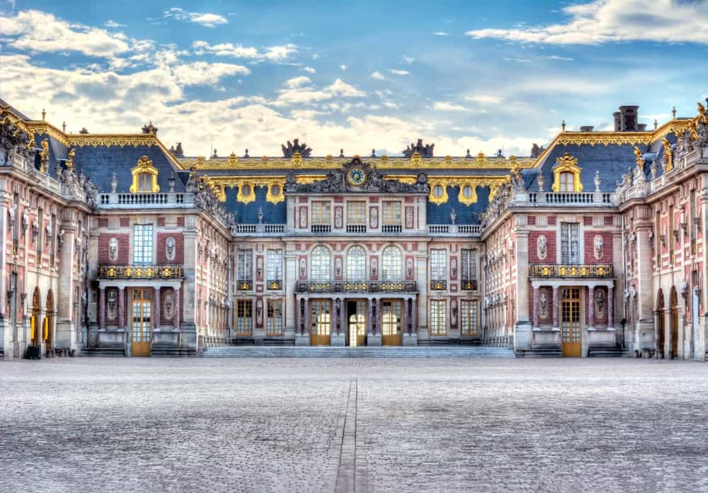在巴黎的优雅的凡尔赛宫。这个巨大的宫殿的外部建筑绝对醒目。
