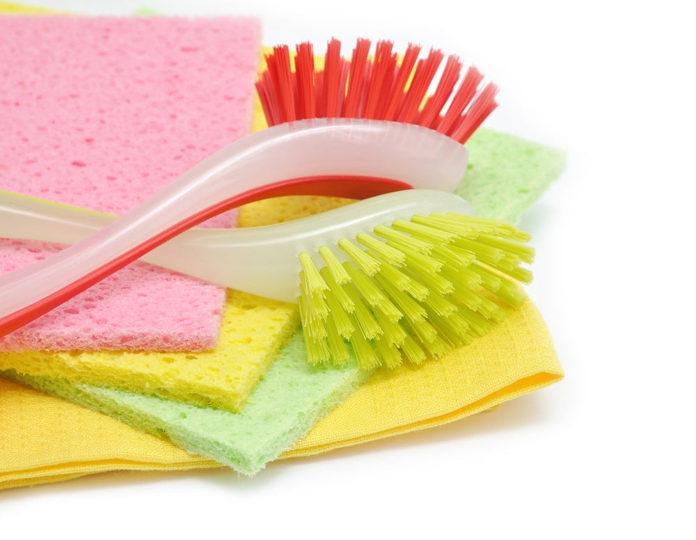 用于洗碗的彩色刷子和海绵。