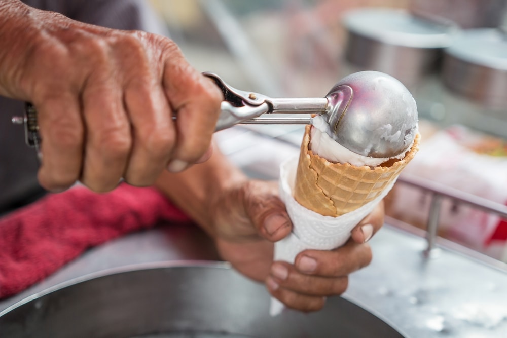 冰淇淋铲斗顶部冰淇淋蛋糕。