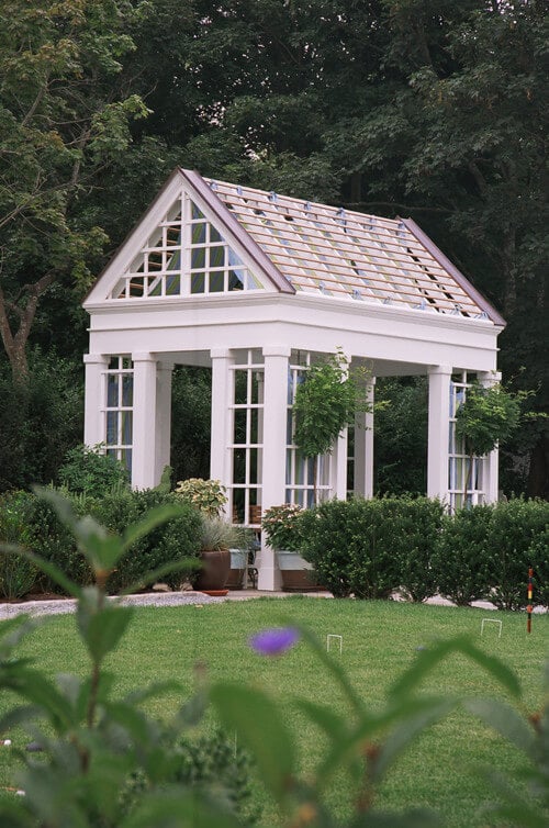 华丽的方形露台，柱子之间有格子。屋顶像温室的屋顶。