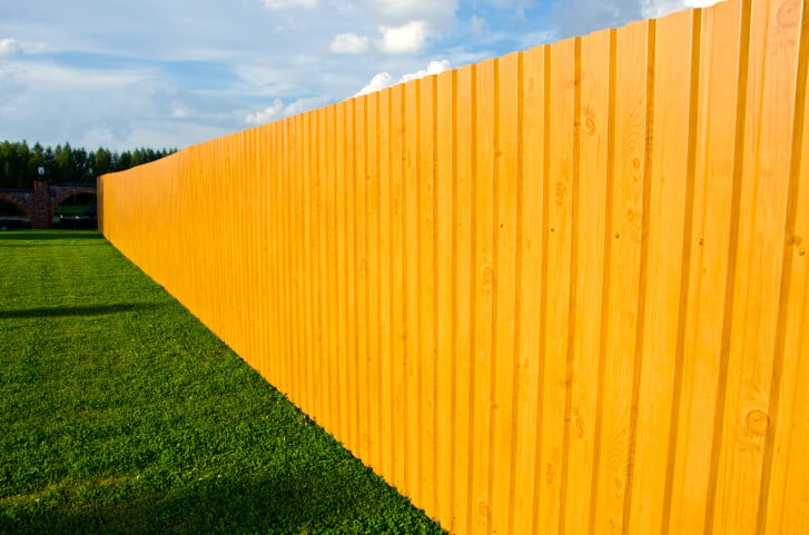 轻盈的天然木质私密围栏设计在郁郁葱葱的草坪映衬下显得格外醒目。