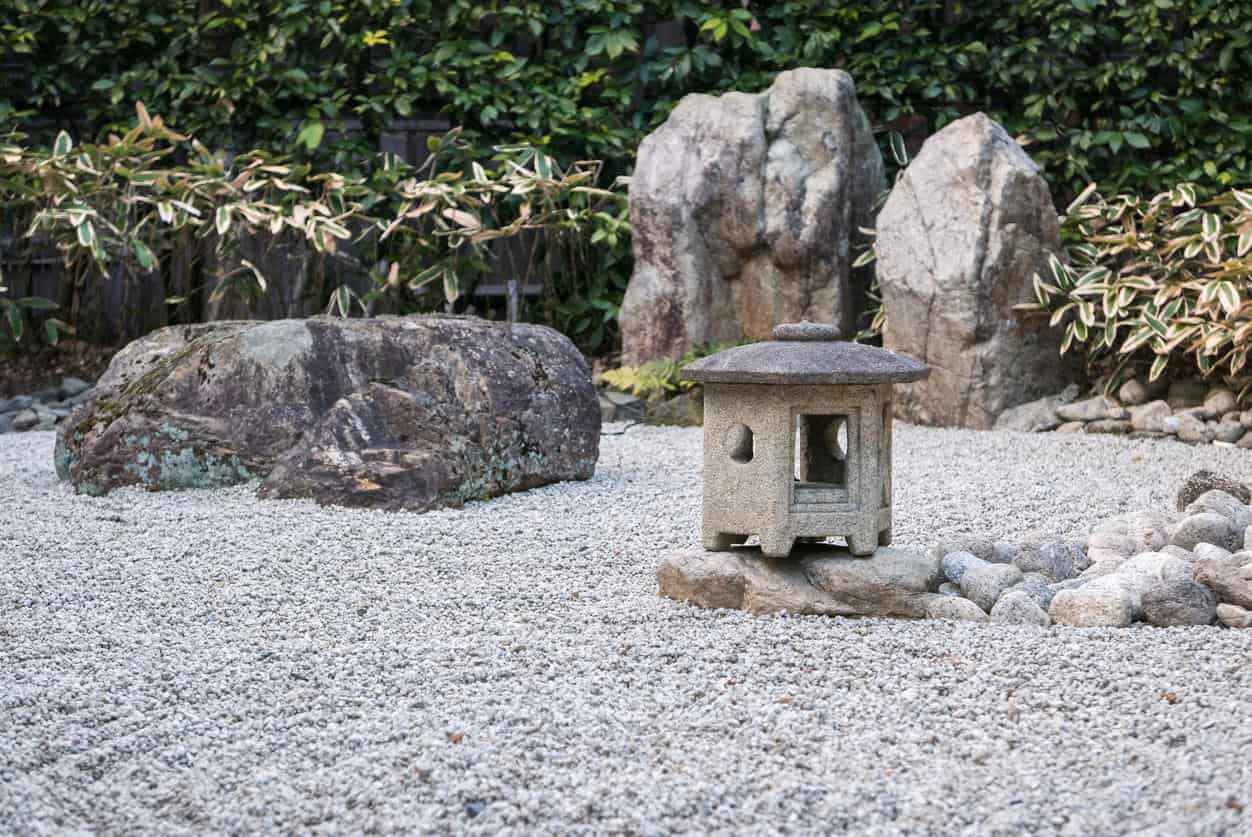 京都，日本 - 一座石头灯笼在传统的禅宗寺庙，寺庙，一座佛教寺庙位于京都的南部Higashiyama区。