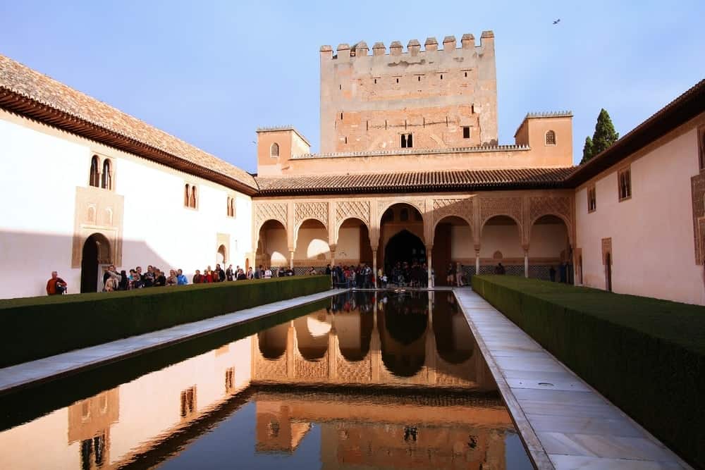 2010年10月15日，游客在西班牙格拉纳达参观阿尔罕布拉宫。