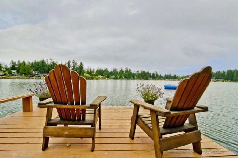 码头的尽头放着一套阿迪朗达克风格的椅子，还有两个装满薰衣草的花盆。他们俯瞰着一片原始而平静的湖泊。
