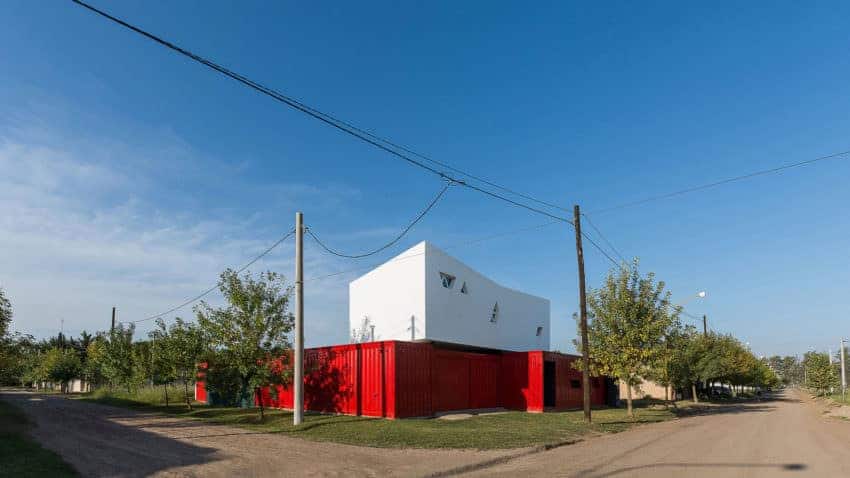 一个红色的集装箱仓库，看起来如此时髦和令人惊叹。
