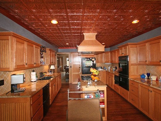 厨房配有人造锡天花砖