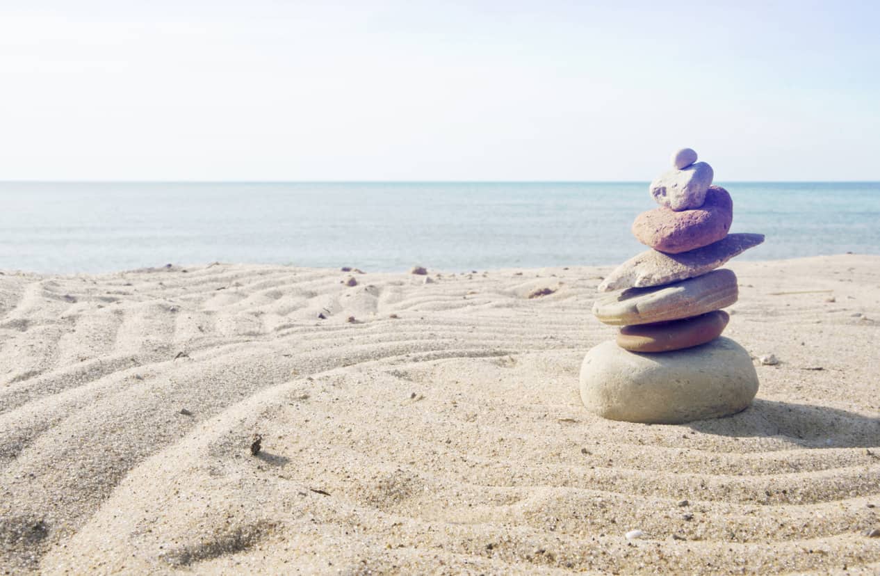 密歇根湖附近沙滩上的一个美丽的小石碑。
