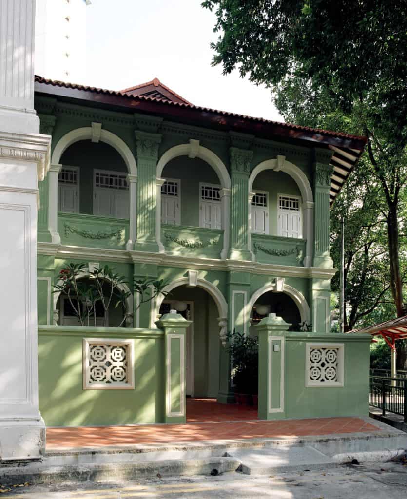 一个外观华丽的房子，绿色的外观和温暖的瓷砖地板。