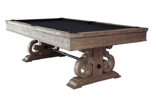 质朴的木制台球桌，带有风化的橡木饰面。