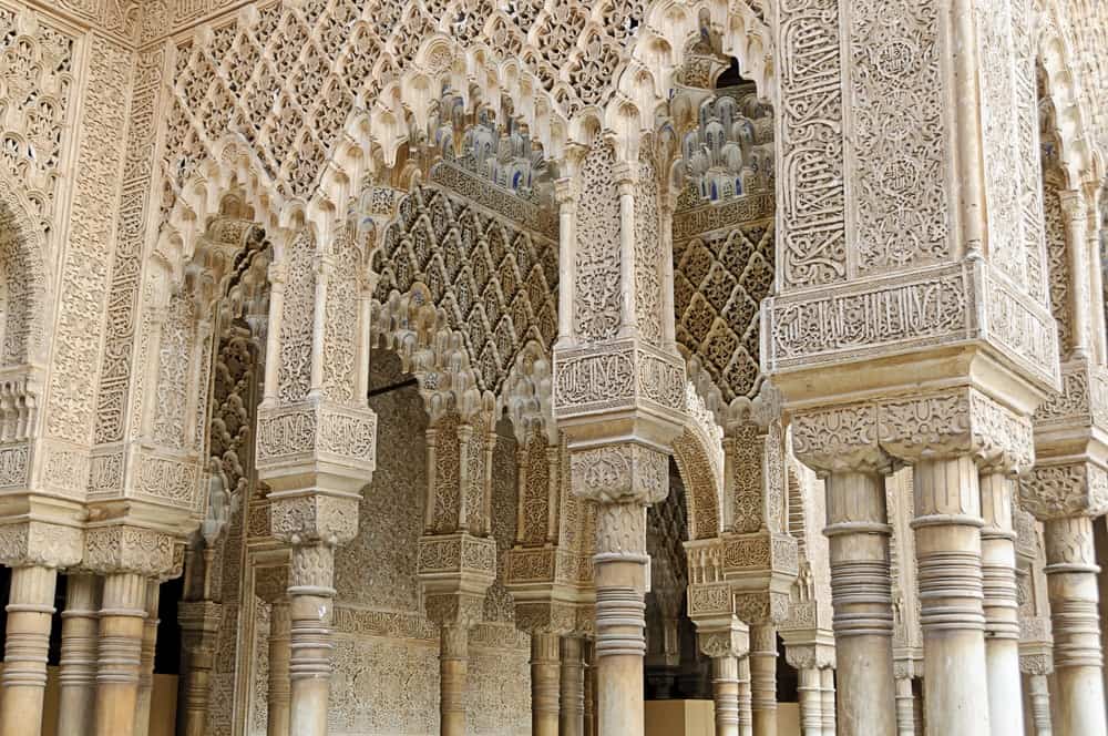 西班牙格拉纳达阿尔罕布拉宫建筑群内Nasrid宫或Palacio Nazaries内装饰的拱门和柱子。