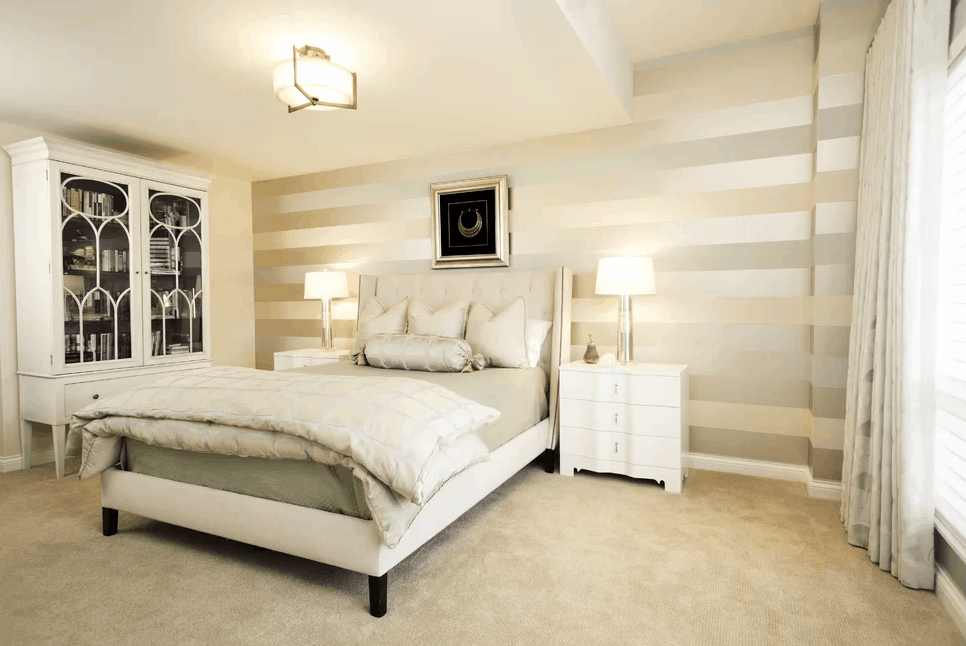 折衷的主卧室拥有漂亮的墙壁和可爱的床设置由台灯照亮两边。房间还配有地毯地板和玻璃窗。