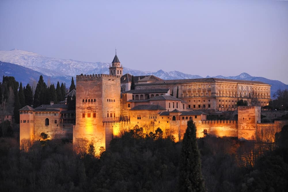 阿尔罕布拉宫宫殿与彗星塔，查尔斯v和塞拉涅达宫殿在背景期间，格拉纳达，安大路西亚，西班牙。