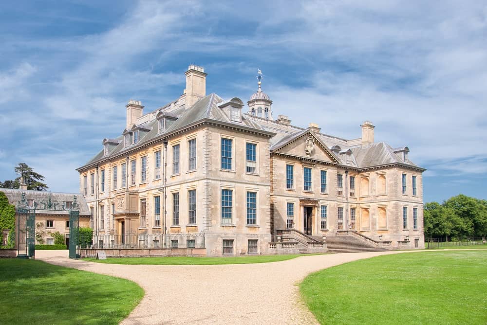 这是位于英国贝尔顿的一座17世纪的英国豪宅。它有一个优雅的外观和宽阔的草坪和人行道。