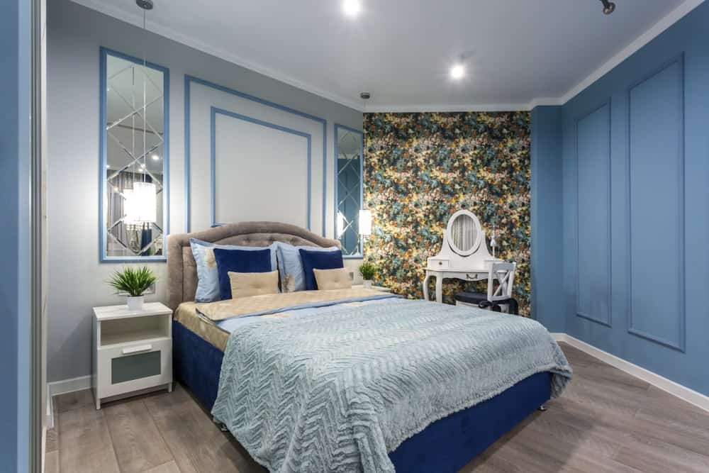 一间美丽的客房，带蓝色的床，搭配蓝色墙壁。