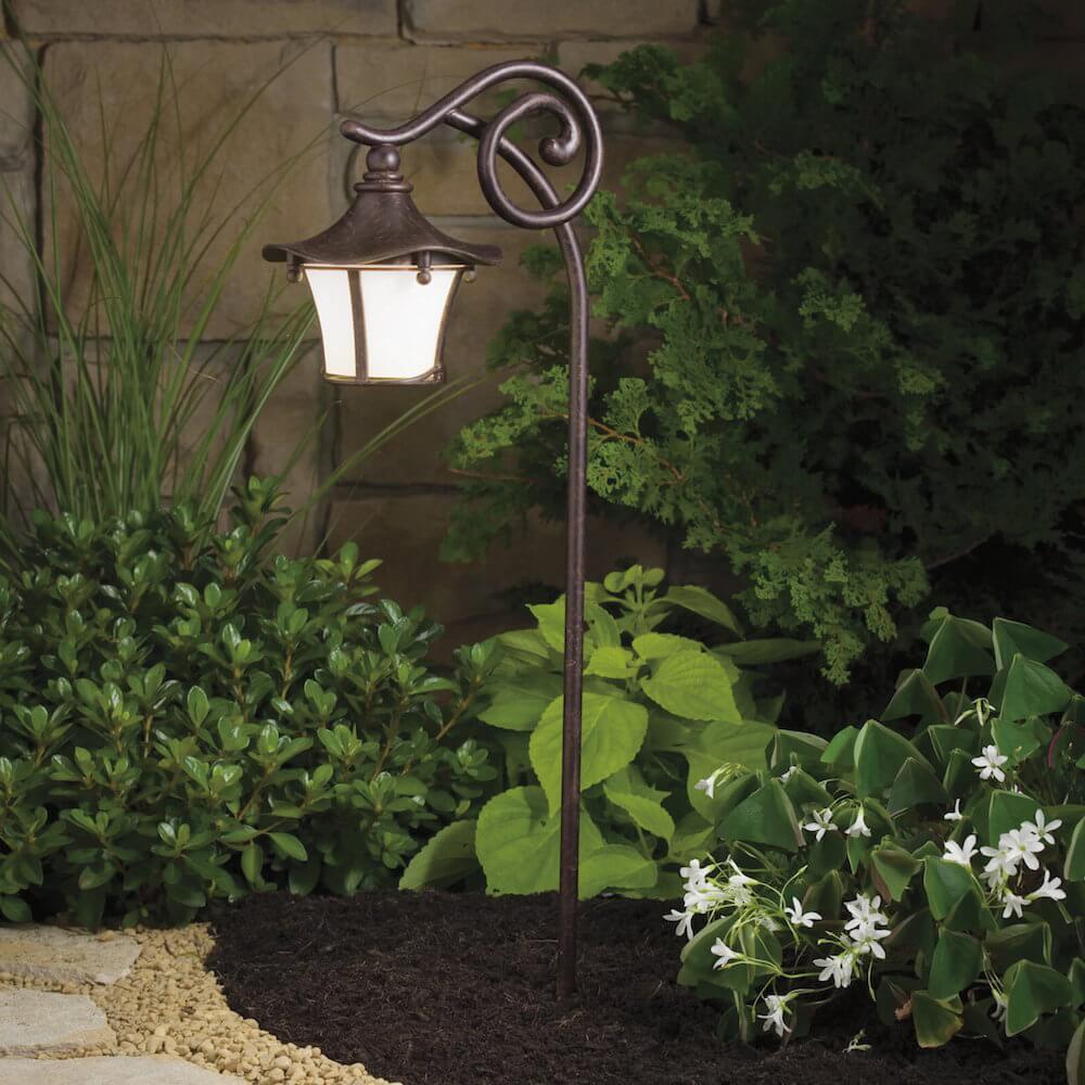 这是另一盏几乎适合任何花园的灯笼。这款灯笼上的线条都非常自然和圆润，让它与植物的有机形状相契合。