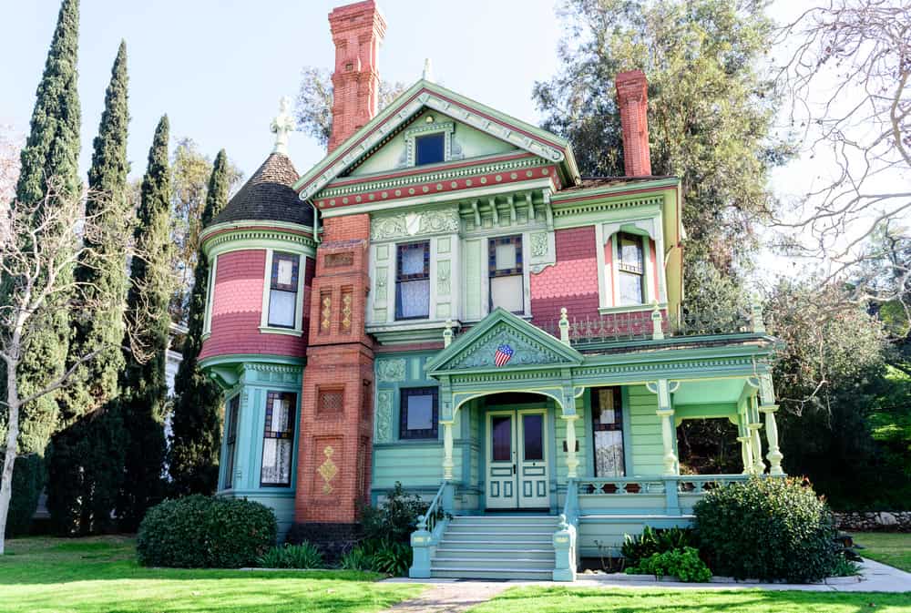 流行!华丽的色彩方案组成了这个维多利亚时代的大房子的外观。我认为粉红色和紫色的冲突，但这可能是故意的。房主正在玩得开心，真正打扮这个已经过于顶级的房子。