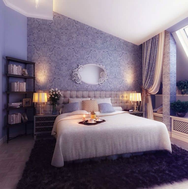 紫色折衷主义的小型卧室拥有典雅设计的墙壁和地板，坐落在美丽的床上，设有美丽的床铺。