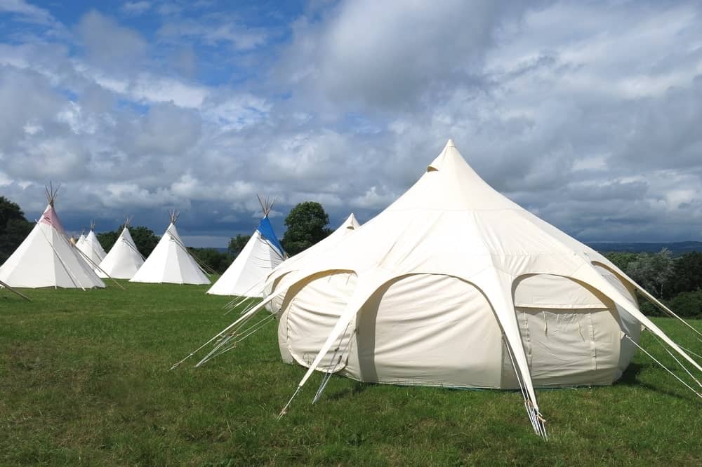 露营地的白色帐篷和yurts。