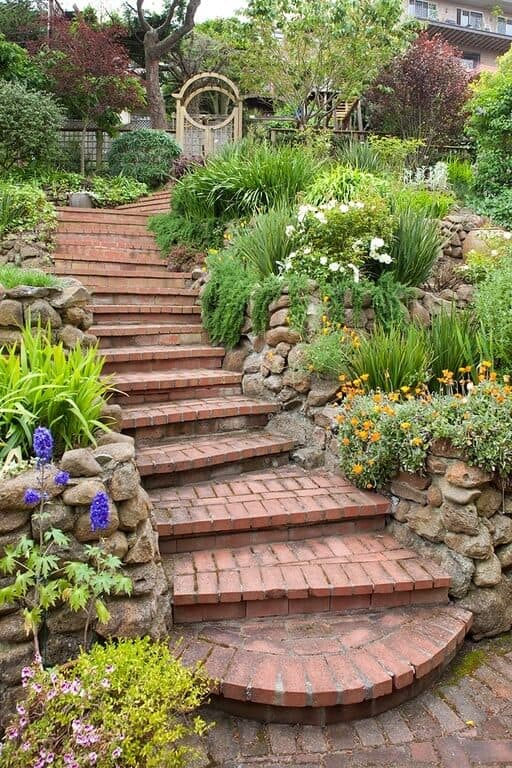 如果您有一个脚踏板或步骤，您想要打扮Snazzy，您可以使用大型花园来突出这些路径和步骤。大花园可以让人们保持在路径上并朝着正确的方向前进。
