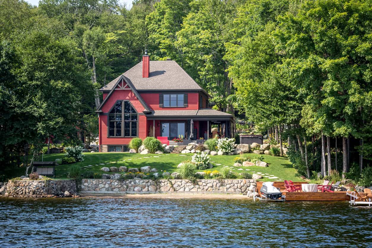 豪华的红色湖滨酒店位于魁北克市富士郊区的Lac St-Joseph。