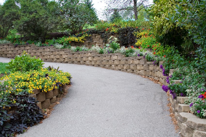 这种绕组挡土墙由堆叠的石砖制成，并一直装饰着鲜花和植物。