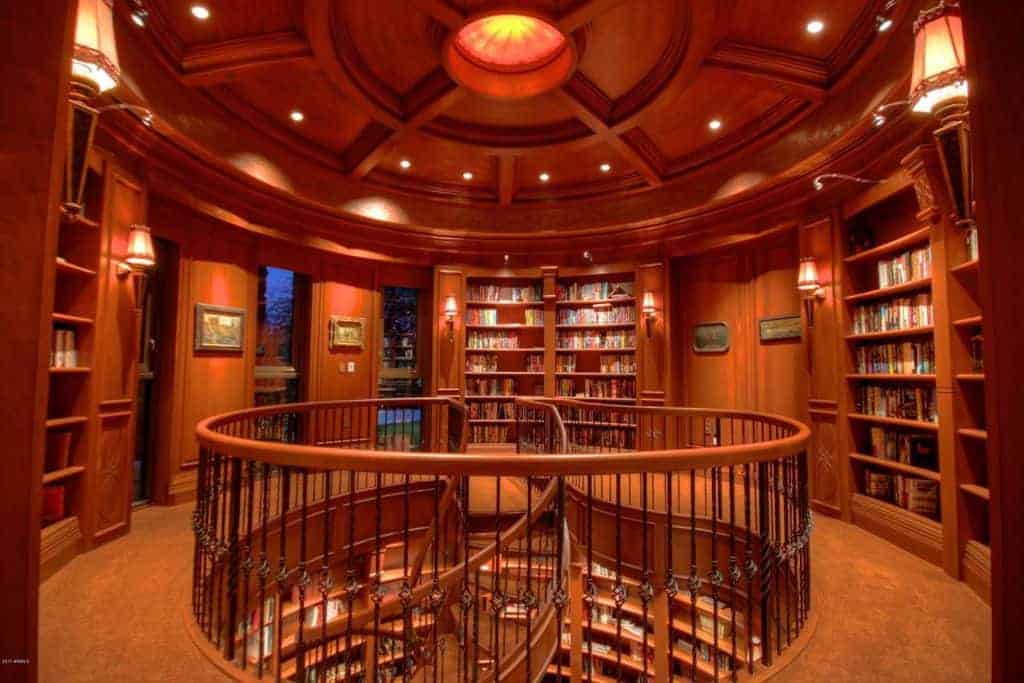 家庭图书馆的上层，圆形楼梯通向图书馆的一层。