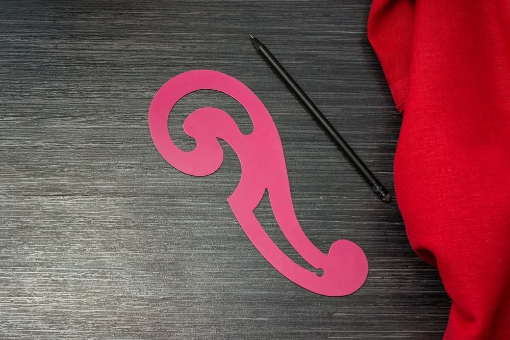 一种粉红色的法国曲线，用于制作织物图案。