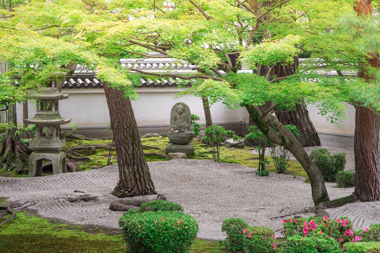 百库满本千寺的宁静花园。日本的石园或“干园”，通常被称为禅园，通过岩石、水景、苔藓、修剪过的树木和灌木丛精心组合，创造出一种微型的景观，用耙碎的砾石或沙子来代表水中的涟漪。