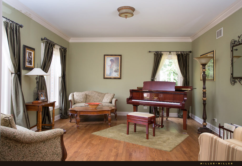 入口处是一间小音乐室，里面放着一架富丽堂皇的樱桃木钢琴和几把传统风格的扶手椅和沙发。