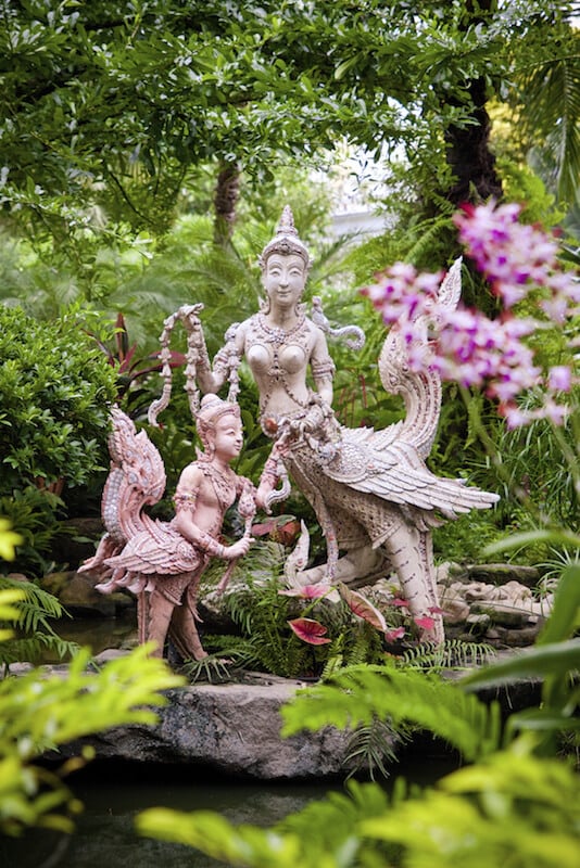 这些令人难以置信的华丽的雕像描绘了印度教的神灵，在浓密的绿色植物和充满活力的花朵中令人惊叹。