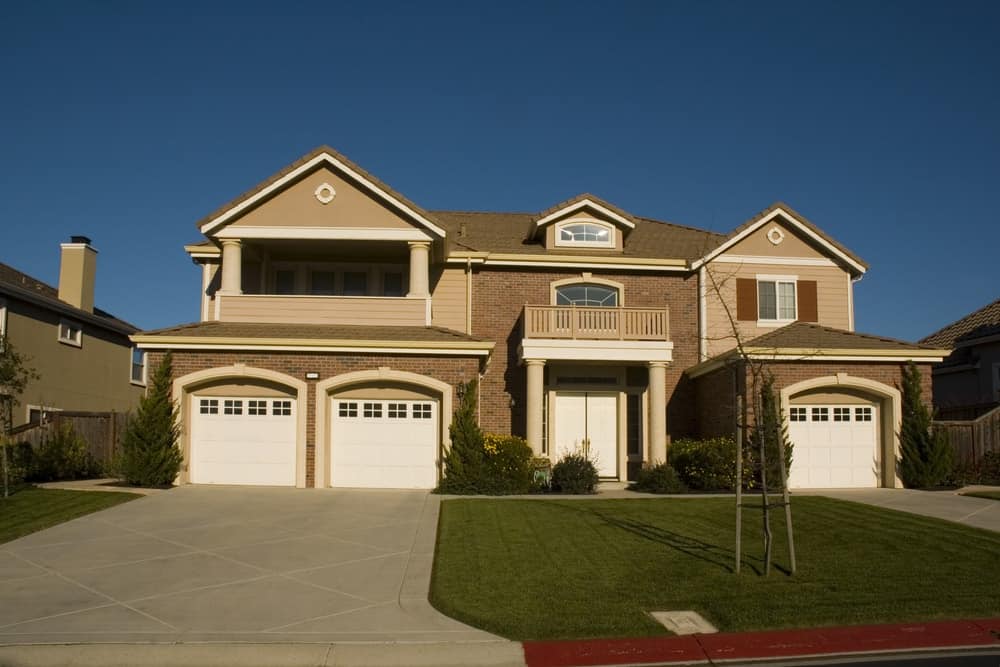 住宅外观为棕色，拥有维护良好的草坪区域和混凝土车道。