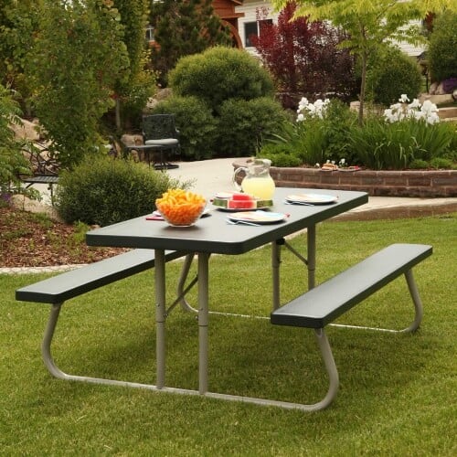 这是一个简单的预算友好的铝制野餐桌，很容易设置，在后院的任何地方看起来很棒。