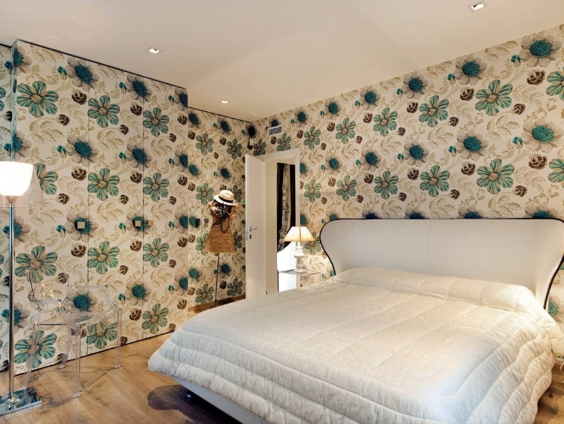 这个主卧室拥有迷人的装饰墙壁和硬木地板。它提供了一个舒适的大床和自己的浴室。