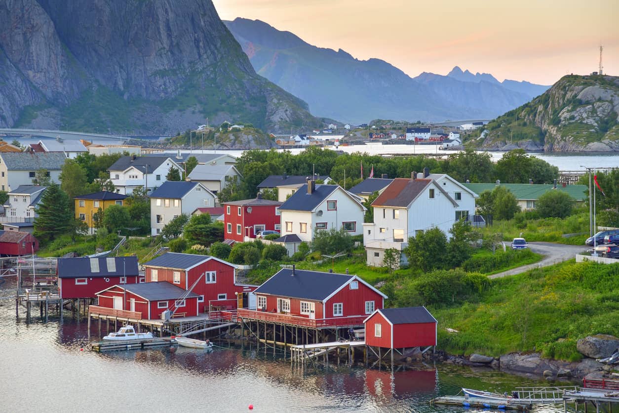 挪威罗浮敦群岛，点缀着红白相间的房屋。