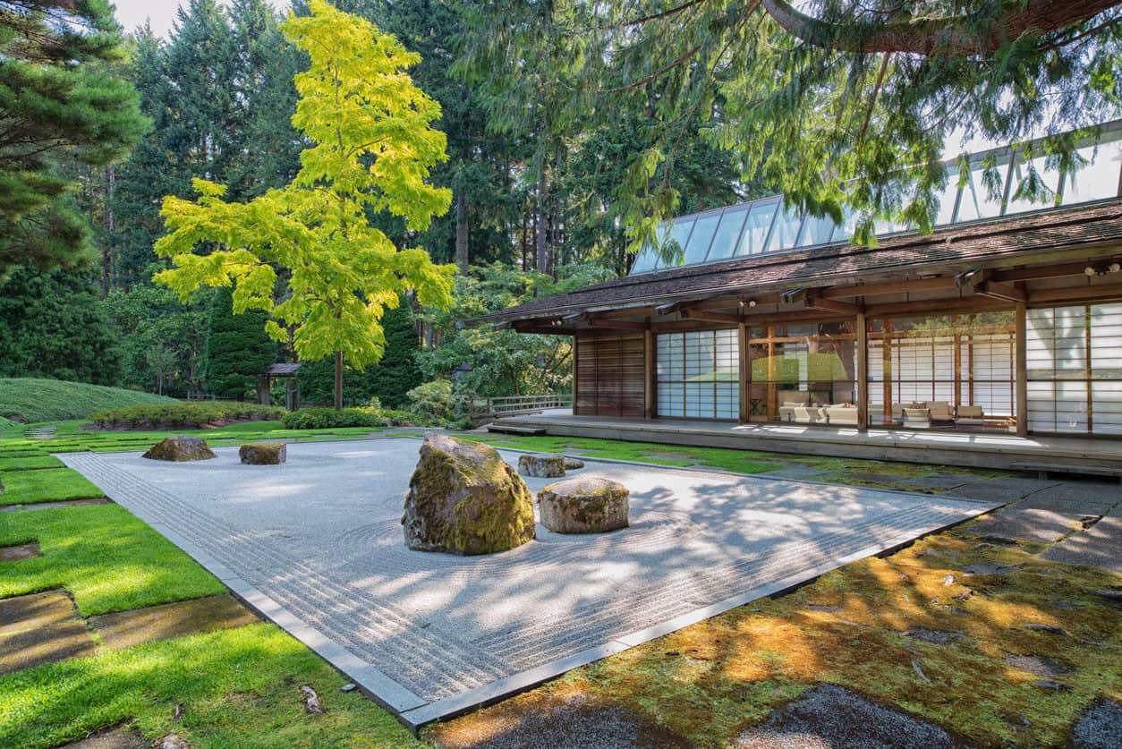 班布里奇岛，美国华盛顿——美丽的夏日班布里奇岛，阳光明媚地照在日本花园和布洛德尔保护区舒适的客人休息室上。